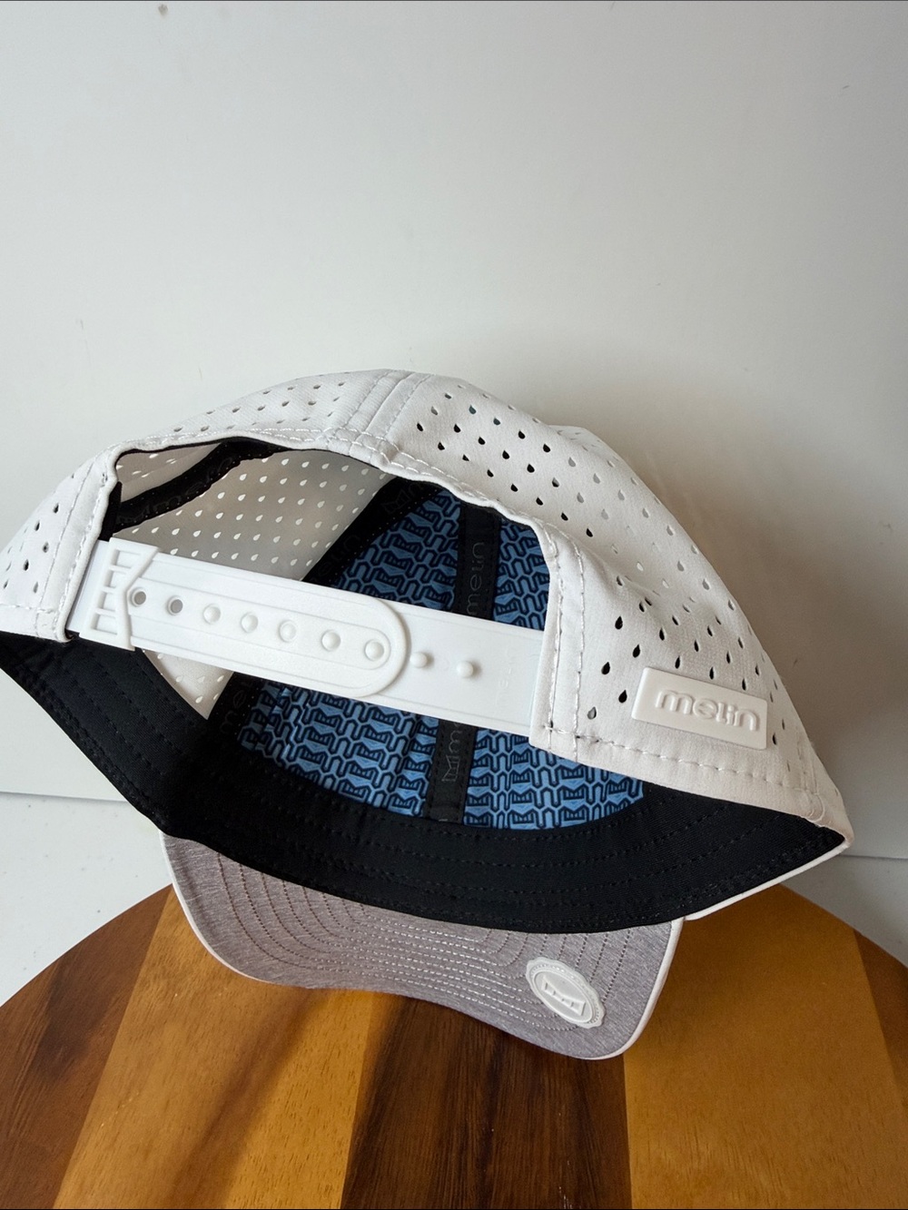 Melin white A-Game Hydro hat, clean, size SM - Picture 8 of 8